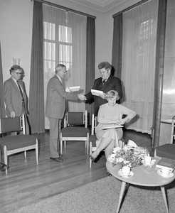 884051 Afbeelding van burgemeester H.J.L. Vonhoff en zijn echtgenote mevr. L. Vonhoff-Luyendijk, bij een ...